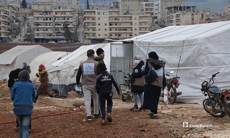 Bader Charity Organization’s voluntary campaign to raise the awareness of internally displaced people (IDPs) residing in a camp in Afrin city, by distributing informative flyers on the novel coronavirus (Covid-19) as a preventive measure against the virus – 18 March 2020 (Enab Baladi)
