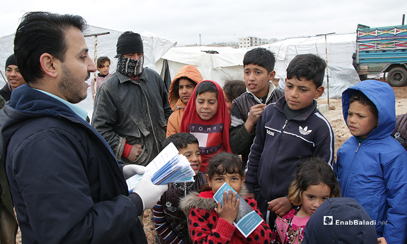 Bader Charity Organization’s voluntary campaign to raise the awareness of internally displaced people (IDPs) residing in a camp in Afrin city, by distributing informative flyers on the novel coronavirus (Covid-19) as a preventive measure against the virus – 18 March 2020 (Enab Baladi)