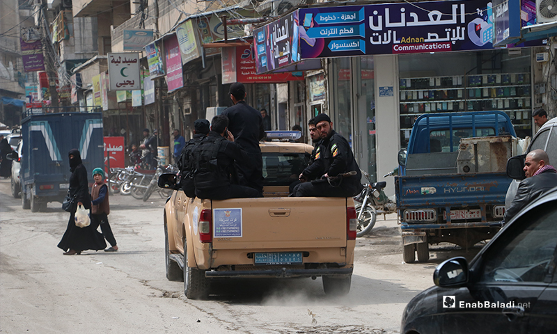 Directions are given by groups of officers and special forces in Novoteh street in the al-Bab city to break up the social gatherings as part of preventive measures against the novel coronavirus (Covid-19) – 28 March 2020 (Enab Baladi)