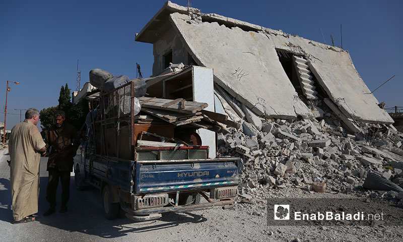 IDPs taking advantage of the relative calm during the ceasefire to move the furniture of their destroyed houses in the southern Idlib countryside - 6 September 2019( Enab Baladi ) 