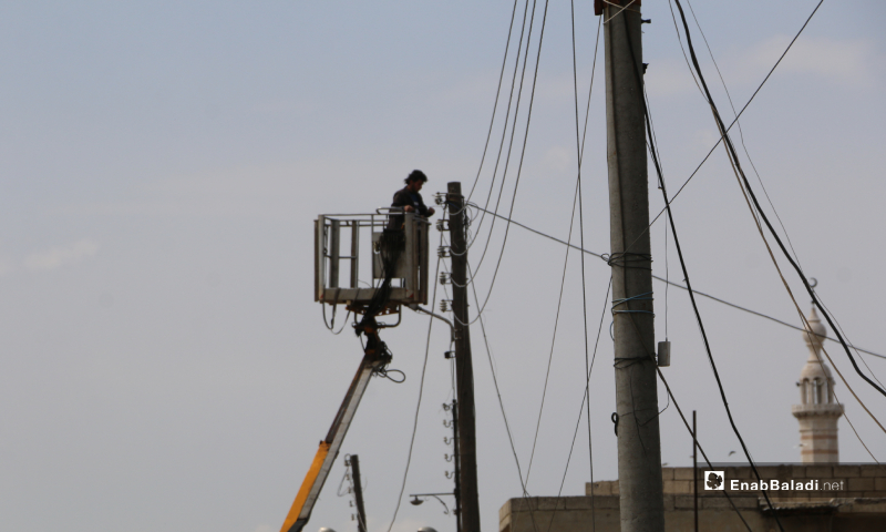 The installation of electricity lines in the town of Akhtarin of northern Aleppo, in cooperation between the town’s local Council and the Syrian-Turkish Company for Electricity – 24 March 2020 (Enab Baladi)