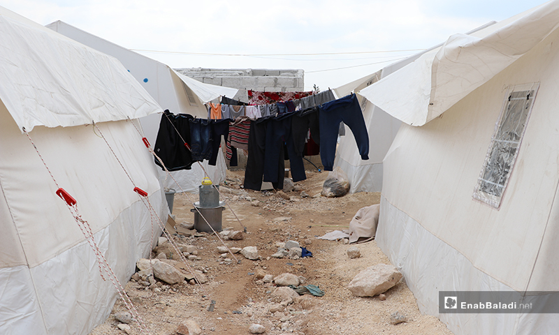 Laundry clotheslines between two plastic tents in the IDP camp of al-Azraq in the city of al-Bab in rural Aleppo - 25 March (Enab Baladi)