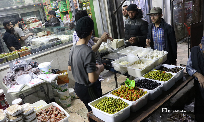 A street vendor selling food items in al-Bab city in Aleppo countryside on the first night of Ramadan – 23 April 2020 (Enab Baladi)