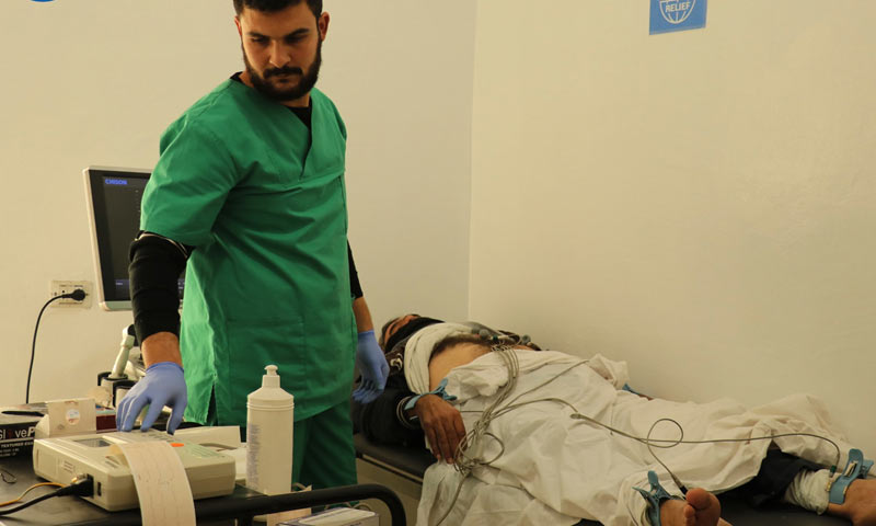 A doctor performing an electrocardiogram for a patient in one of Idlib's hospitals - 08 January 2020 (Idlib's health directorate)