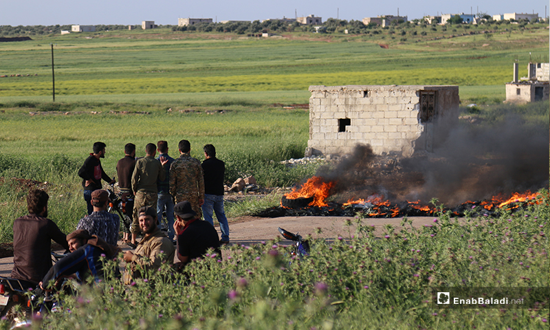 Civilians sat in protest on the road between Maaret Elnaasan and Mizanaz and burned tires to prevent the passage of any truck heading to the Syrian-regime controlled areas, but Hayat Tahrir al-Sham set up a checkpoint before them - 27 April 2020 (Enab Baladi)
