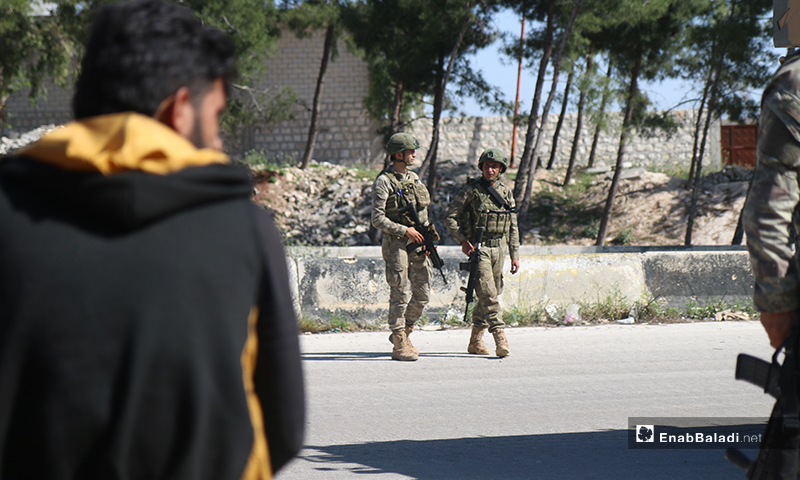 Members of the Turkish Army Forces (TAF) deployed on the Aleppo – Lattakia international “M4” highway during the eleventh Russian-Turkish joint patrol – 14 May 2020 (Enab Baladi)