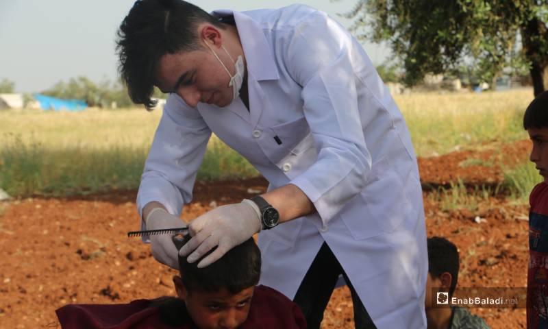 A group of Syrian barbers volunteers to cut children