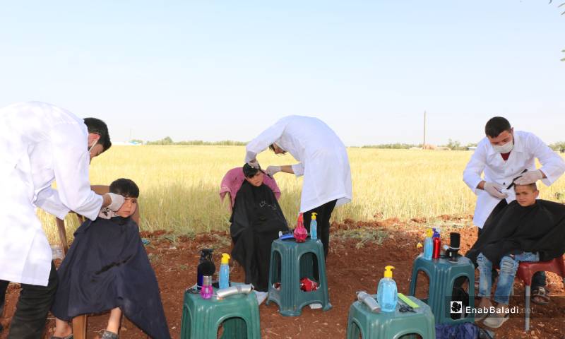 Syrian barbers volunteer to cut and style children's hair for free in the internally displaced people (IDPs) camps in Azaz city – 18 May 2020 (Enab Baladi)