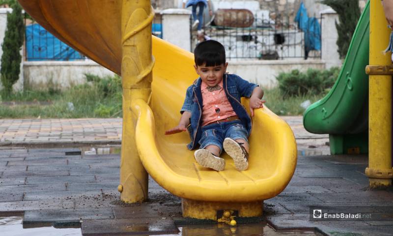 A child playing in “al-Shaab” park at the center of al-Bab city – 26 May 2020 (Enab Baladi)