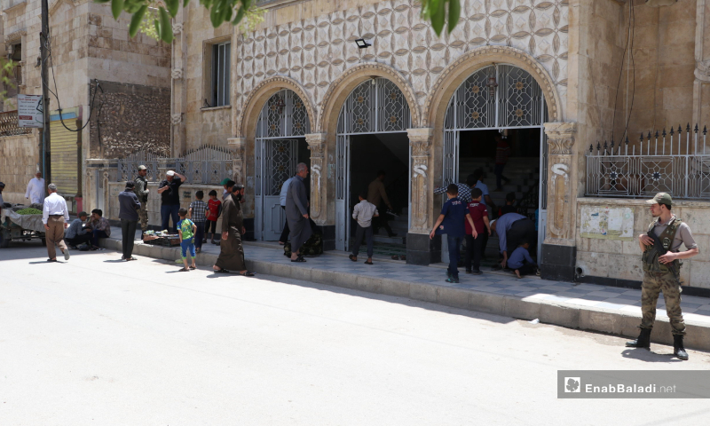 Elements of the police forces in front of al-Zahraa Mosque in al-Bab city during the first communal Friday prayer after lifting the curfew which was part of the measures taken to stem the spread of the novel coronavirus (COVID-19) pandemic – 29 May 2020 (Enab Baladi / Asim Melhem)