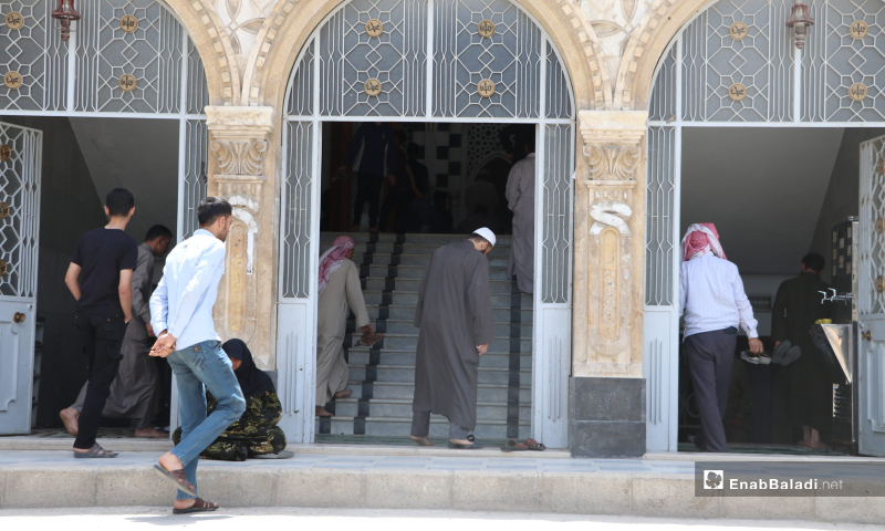 The arrival of the residents to al-Zahraa Mosque in al-Bab city to perform the first communal Friday prayer after lifting the curfew which was part of the measures taken to stem the spread of the novel coronavirus (COVID-19) pandemic – 29 May 2020 (Enab Baladi / Asim Melhem)
