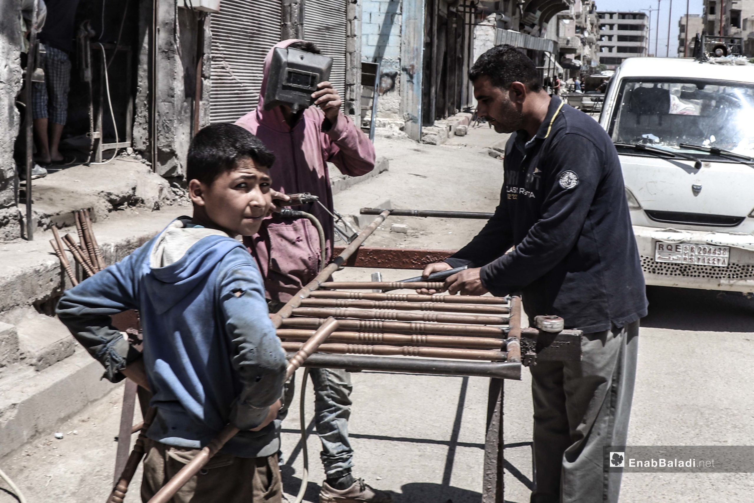 Child labor in al-Raqqa city’s street markets in northern Syria – 05 June 2020 (Enab Baladi – Abdul Aziz al-Saleh)