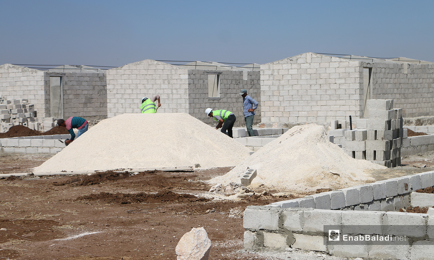The project of establishing concrete housing units to replace the makeshift tents in Bahorta village of northern Aleppo countryside – 26 June 2020 (Enab Baladi / Abdul Salam Majan)
