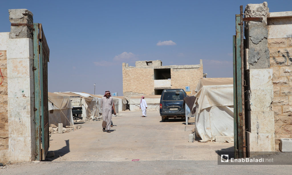 The entrance gate of Qibtan Camp for internally displaced people (IDPs) near Akhtarin town in northern Aleppo countryside – 17 July 2020 (Enab Baladi / Asim Melhem)