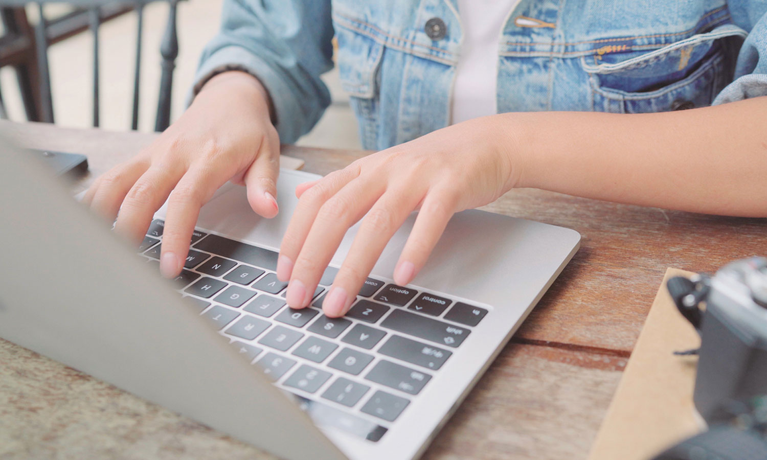 A girl writing on the computer (Expressive photo)