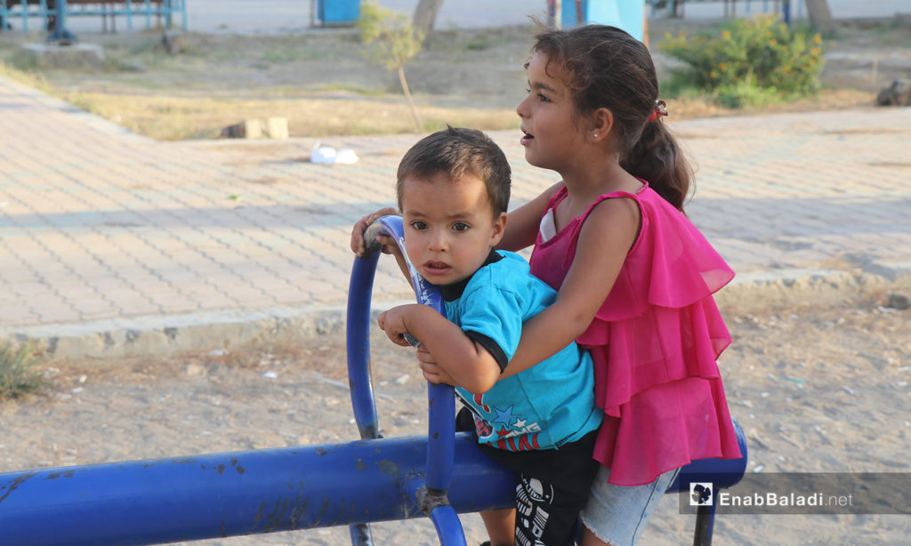 Two children having fun in one of the parks in al-Raqqa city - 26 July 2020 (Enab Baladi / Abdul Aziz Saleh)