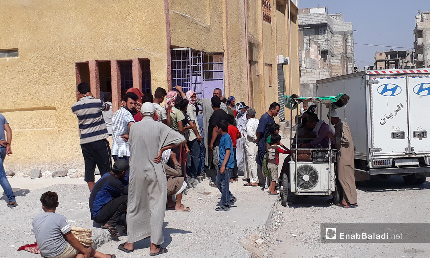 Syrian citizens overcrowded at a bakery in al-Raqqa city – 06 August 2020 (Enab Baladi / Abdul Aziz al-Saleh) 