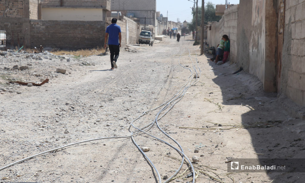 The installation of electric cables and equipping of utility poles in al-Rmaila and al-Huni neighborhoods in al-Raqqa city – 11 August 2020 (Enab Baladi / Abdul Aziz al-Saleh)