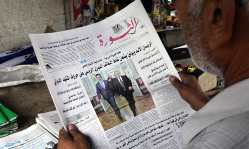 A man reading the Arab Socialist Ba'ath Party of Syria’s al-Thawra newspaper - 2016 (cubaislainfinita)