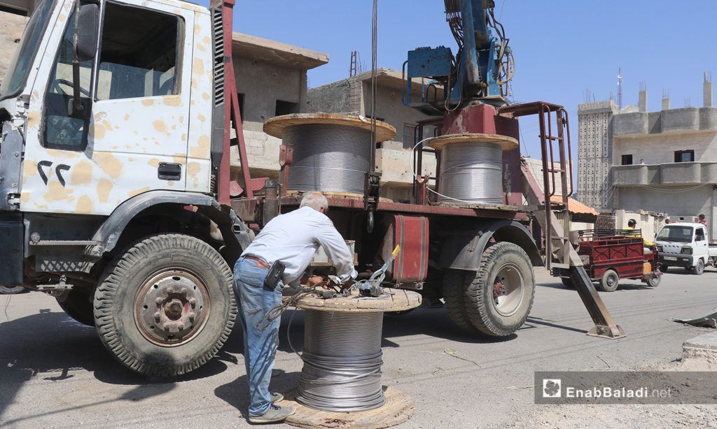 The installation of electric cables and equipping of utility poles in al-Rmaila and al-Huni neighborhoods in al-Raqqa city – 11 August 2020 (Enab Baladi / Abdul Aziz al-Saleh)