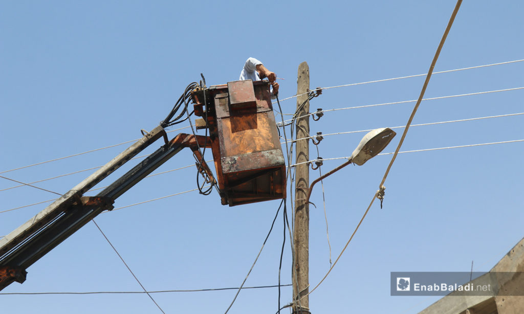 The installation of electric cables and equipping of utility poles in al-Rmaila and al-Huni neighborhoods in al-Raqqa city – 11 August 2020 (Enab Baladi / Abdul Aziz al-Saleh)