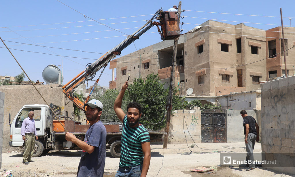 The installation of electric cables and equipping of utility poles in al-Rmaila and al-Huni neighborhoods in al-Raqqa city – 11 August 2020 (Enab Baladi / Abdul Aziz al-Saleh)