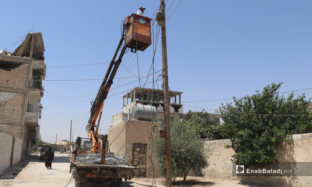 The installation of electric cables and equipping of utility poles in al-Rmaila and al-Huni neighborhoods in al-Raqqa city – 11 August 2020 (Enab Baladi / Abdul Aziz al-Saleh)