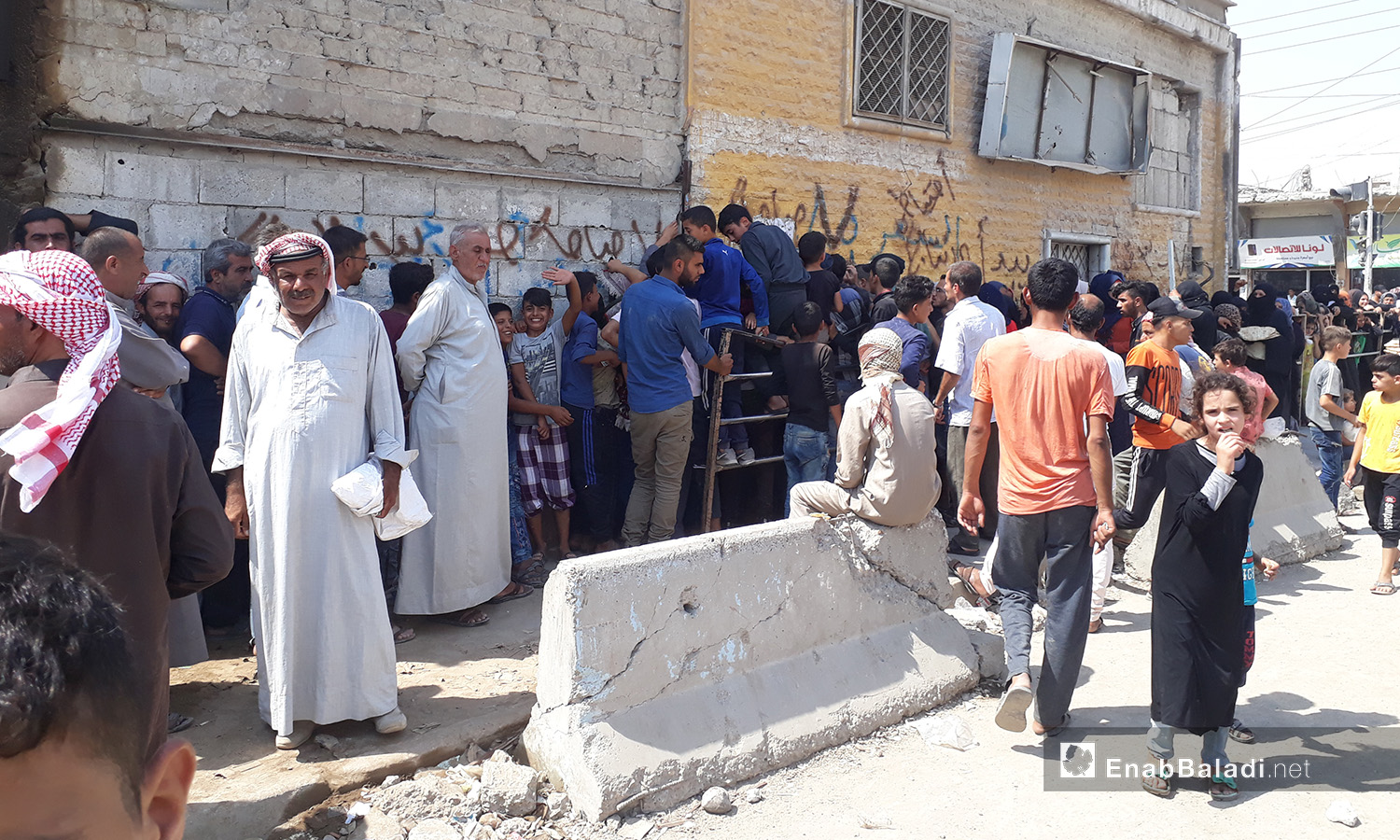 Syrian citizens overcrowded at a bakery in al-Raqqa city – 06 August 2020 (Enab Baladi / Abdul Aziz al-Saleh) 