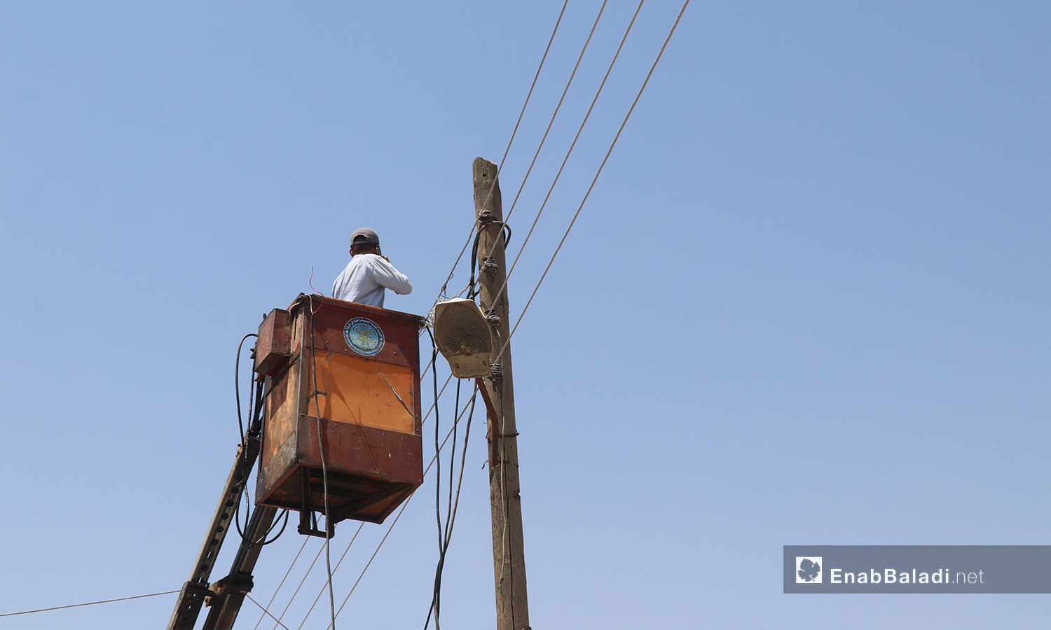 The installation of electric cables and equipping of utility poles in al-Rmaila and al-Huni neighborhoods in al-Raqqa city – 11 August 2020 (Enab Baladi / Abdul Aziz al-Saleh)