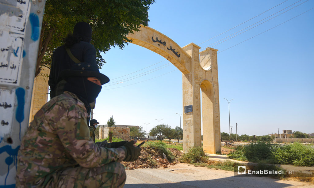 The security forces of “ the Salvation Government” block the roads to the city of Sarmin in rural Idlib as part of preventive measures to curb the spread of the coronavirus- 25 July 2020 (Enab Baladi- Youssef Ghribi)