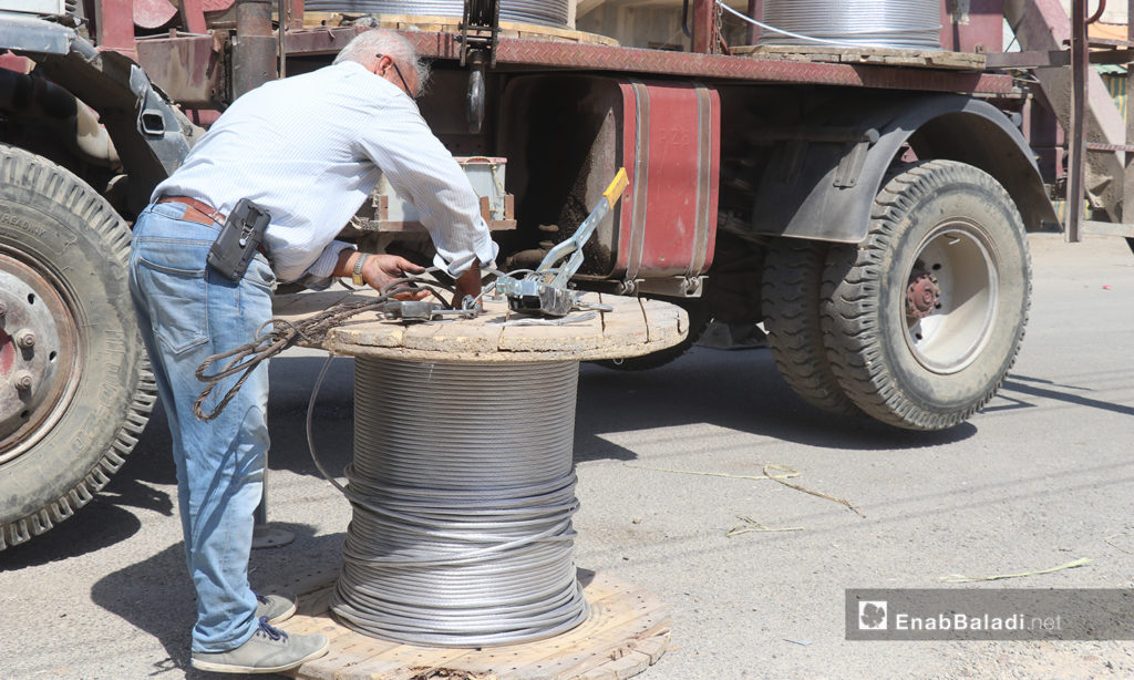 The installation of electric cables and equipping of utility poles in al-Rmaila and al-Huni neighborhoods in al-Raqqa city – 11 August 2020 (Enab Baladi / Abdul Aziz al-Saleh)