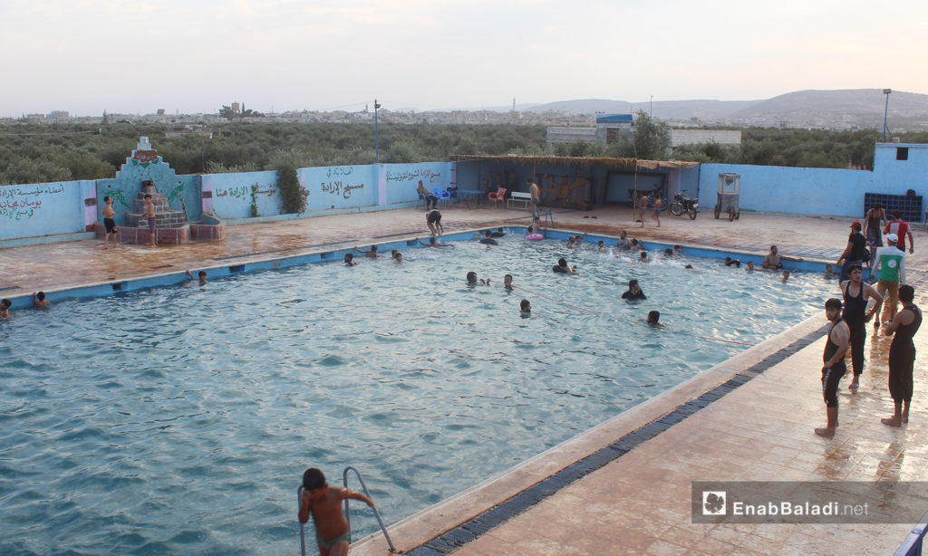 Children swimming in the "al-Iradeh" swimming pool in Killi town in northern Idlib countryside – September 2020 (Enab Baladi / Iyad Abdel Jawad)
