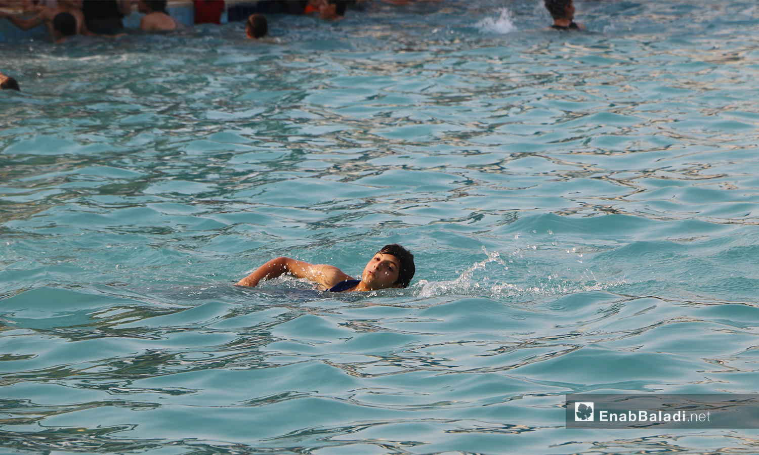 A child swimming at Idlib’s municipal swimming pool - September 2020 (Enab Baladi / Anas al-Khouli)