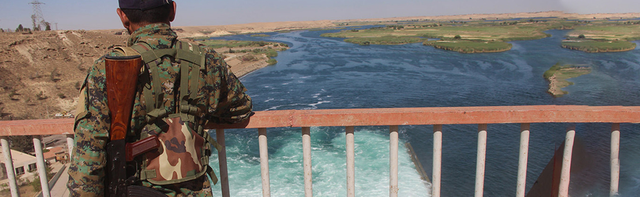 SDF fighter standing over the Euphrates Dam in the city of al-Tabqah, west of Raqqa - 15 May 2017 (Enab Baladi)