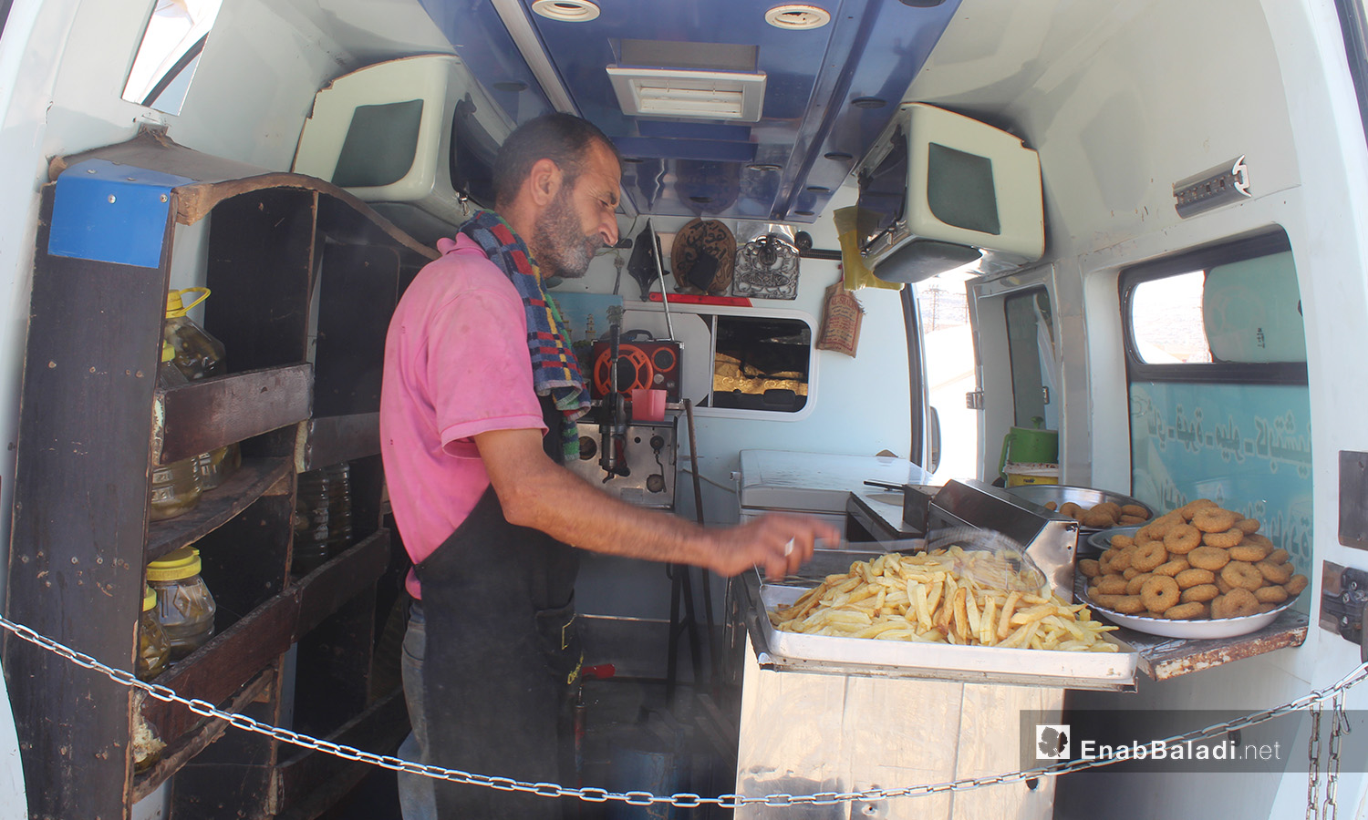 Shaher al-Asaad converted his vehicle into a shop selling sandwiches in Sarmada – September 2020 (Enab Baladi / Iyad Abdel Jawad)