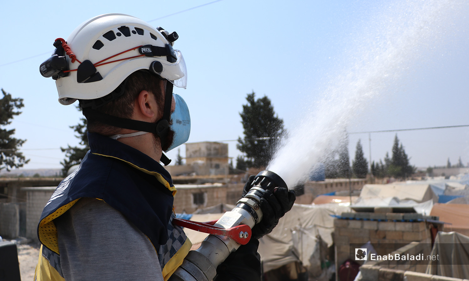 A campaign by the Syrian Civil Defense to alleviate the summer’s heat for the camps’ residents in the al-Sharqiyah camp for internally displaced people (IDPs) in al-Bab in Aleppo countryside – 05 September 2020 (Enab Baladi / Asim Melhem) 