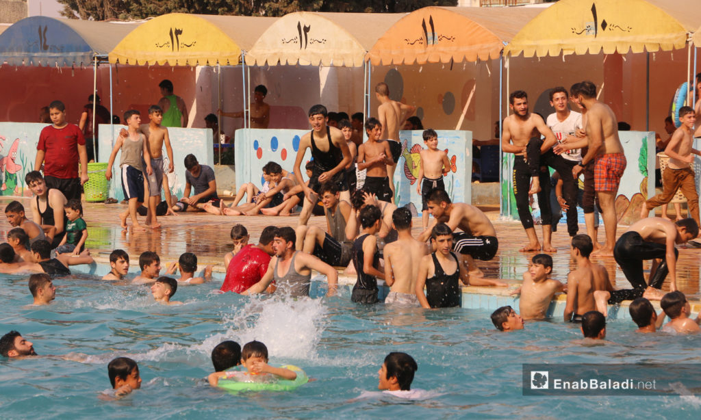 Overcrowding at Idlib’s municipal swimming pool amid the absence of protective measures against the novel coronavirus (COVID-19) pandemic - September 2020 (Enab Baladi / Anas al-Khouli)