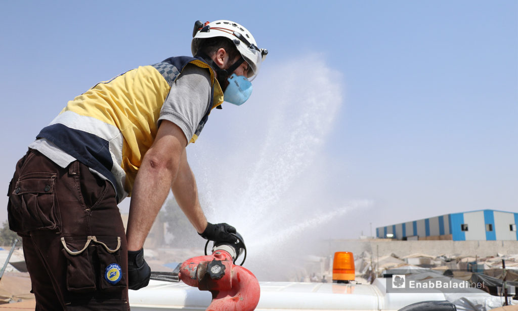 A campaign by the Syrian Civil Defense to alleviate the summer’s heat for the camps’ residents in the al-Sharqiyah camp for internally displaced people (IDPs) in al-Bab in Aleppo countryside – 05 September 2020 (Enab Baladi / Asim Melhem)