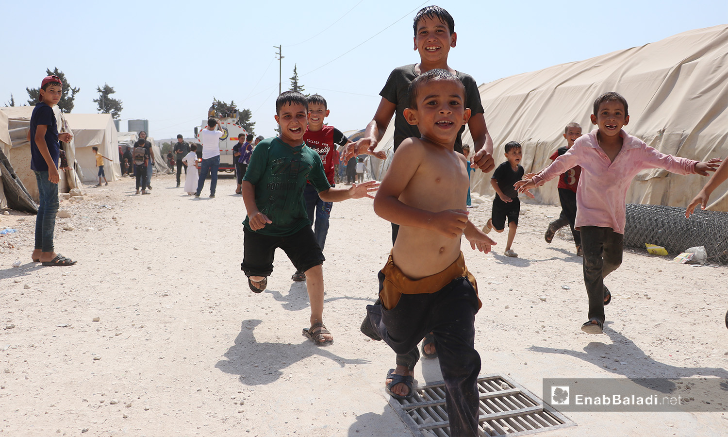 A campaign by the Syrian Civil Defense to alleviate the summer’s heat for the camps’ residents in the al-Sharqiyah camp for internally displaced people (IDPs) in al-Bab in Aleppo countryside – 05 September 2020 (Enab Baladi / Asim Melhem) 