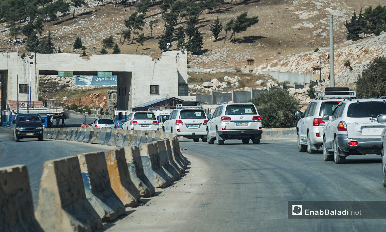 The United Nations delegation leaving through the “Bab al-Hawa” border crossing after ending its visit to some camps in northwestern Syria - 27 October 2020 (Enab Baladi)