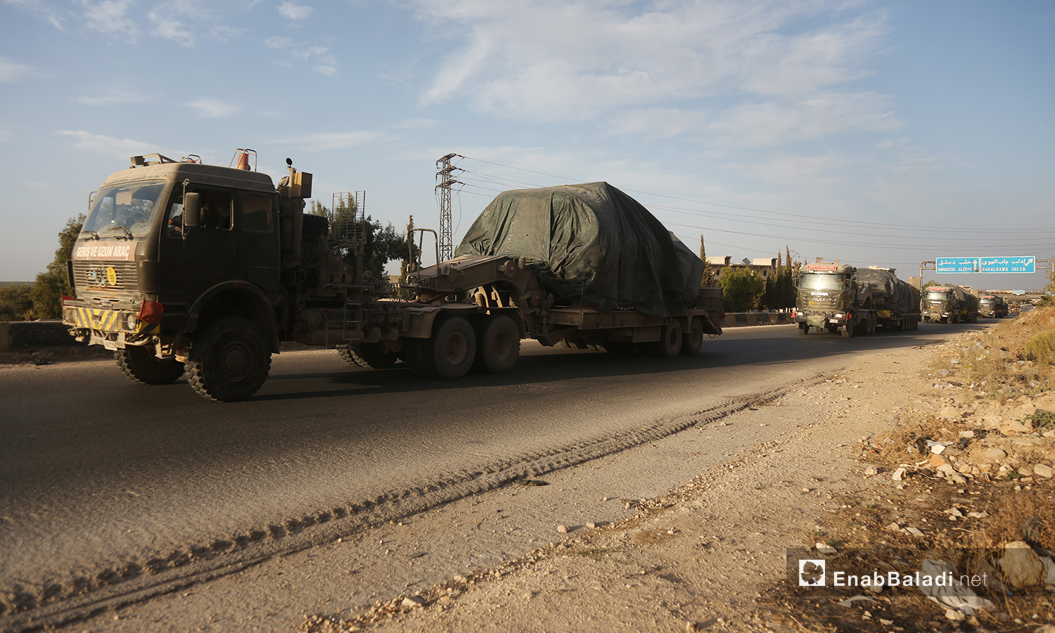 
Turkish military vehicles evacuate a military observation post in northern Hama heading to the village of Kokfeen in Jabal al-Zawiya, south of Idlib - 20 October 2020 (Enab Baladi / Yousef Ghuraibi)
