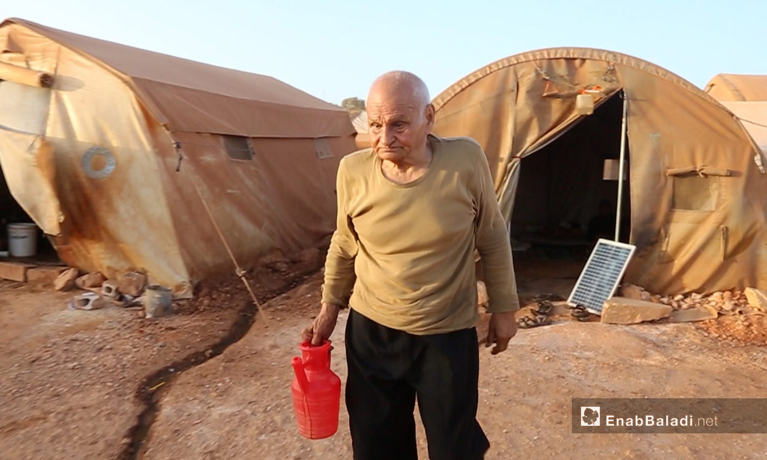 A 75-year-old man lives with his elderly wife alone in al-Tah Camp in the northern countryside of Idlib - September 2020 (Enab Baladi / Youssef Gharibi)