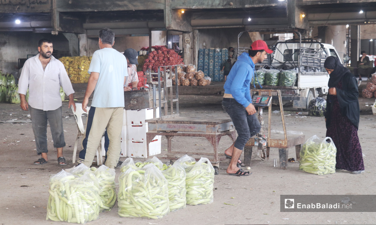 Workers in al-Hal street market in al-Raqqa city - September 2020 (Enab Baladi - Abdul Aziz al-Saleh)