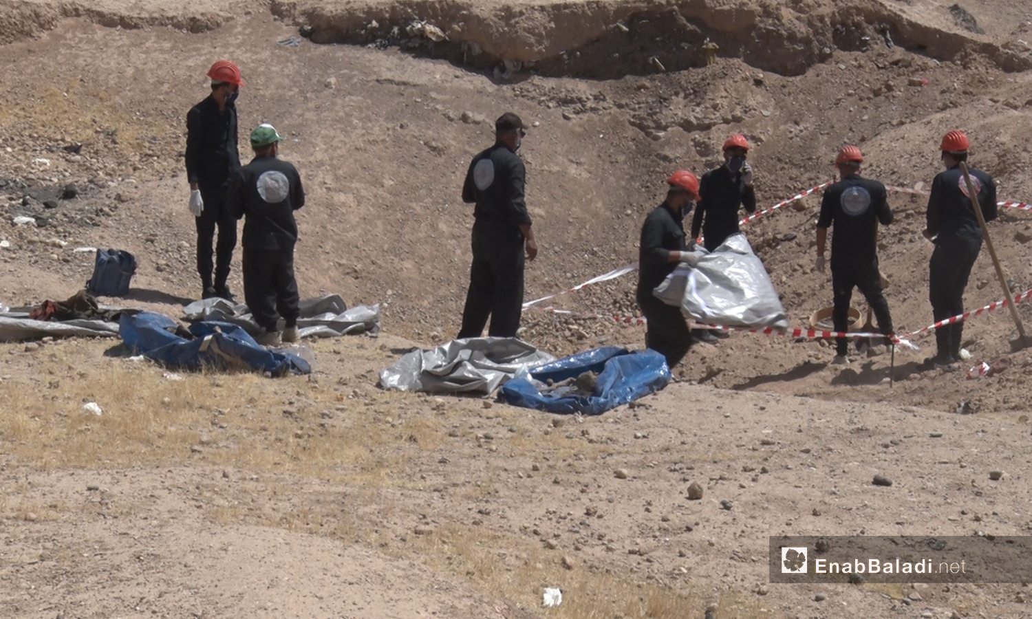 The First Response Team exhuming bodies from mass graves in Raqqa - September 2020 (Enab Baladi- Hussam al-Omar)