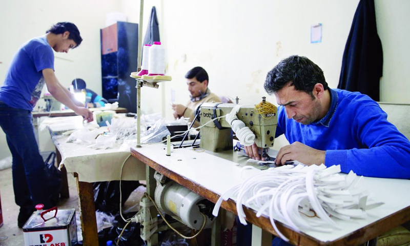 Syrian workers in a sewing workshop (Halk TV)