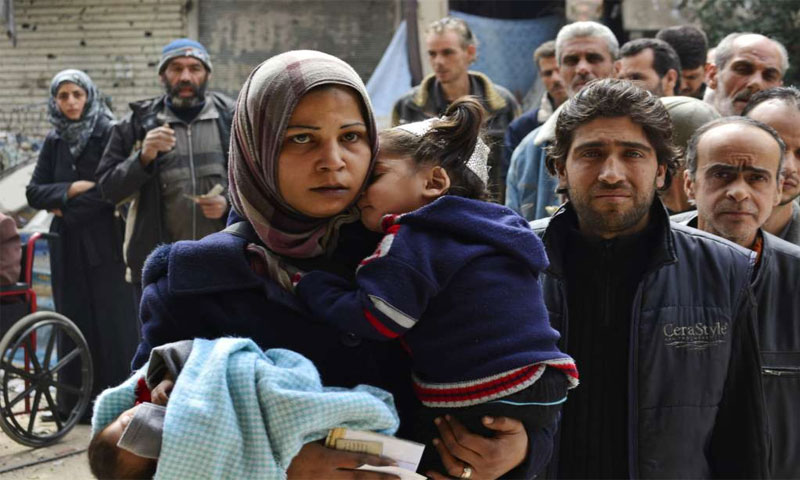 Families leaving the Yarmouk camp (Asharq al-Awsat)