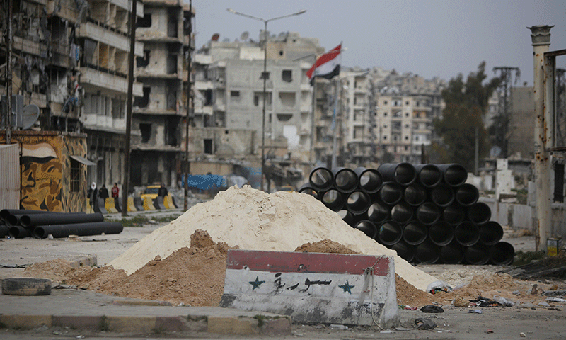 A security checkpoint for the Syrian regime forces set in a residential neighborhood in Aleppo city - 08 February 2018 (Reuters)