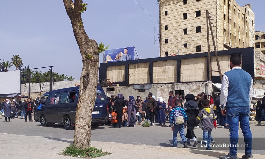 A crowded minibus station in the city of Aleppo- April 2020 (Enab Baladi-Saber al-Halabi)