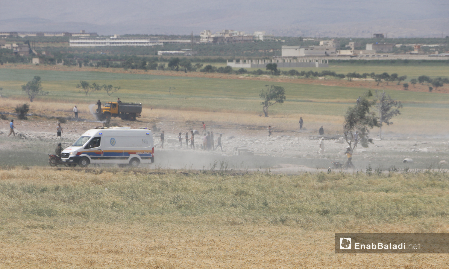 Civil defense elements working on putting down the fires and moving the injured to hospitals - 03 May 2021 (Anas al-Khouli / Enab Baladi)
