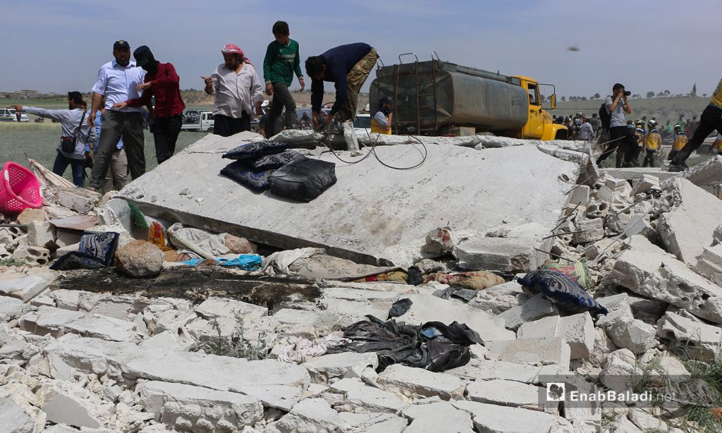 Civil defense volunteers and residents of al-Fu’ah area check the explosion site - 03 May 2021 (Anas al-Khouli / Enab Baladi)